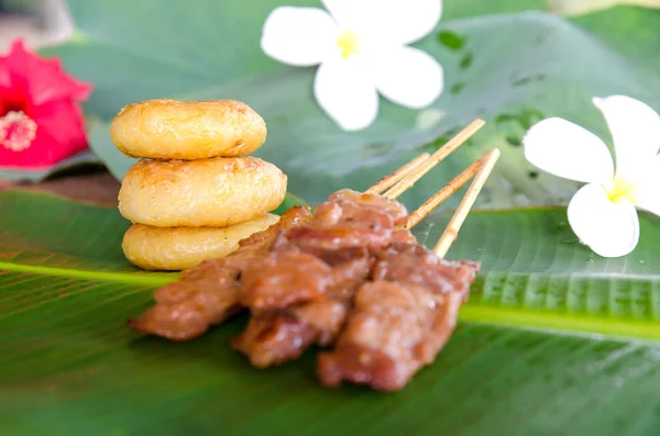 Gegrilltes Schweinefleisch auf Lotusblatt. — Stockfoto