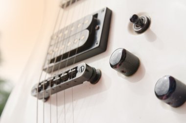 Denetim elektrikli siyah ve beyaz gitar sesi