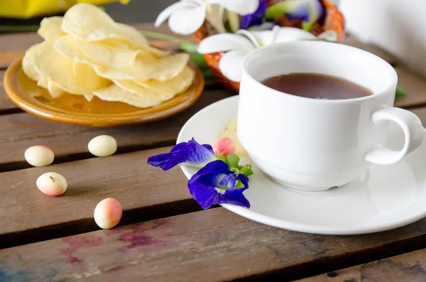 Xícaras de chá com plumeria na mesa de madeira — Fotografia de Stock