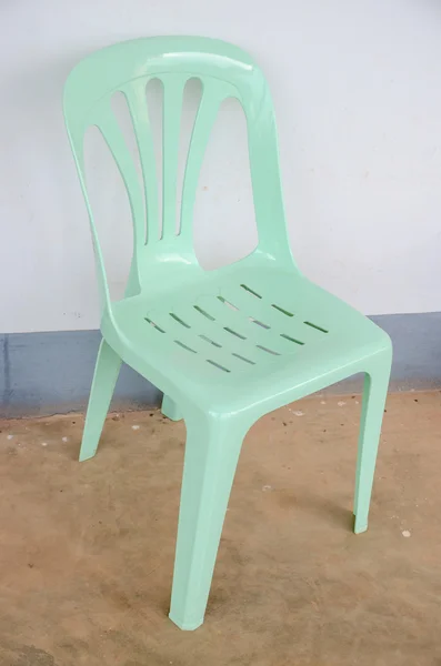 Bestand an grünen Plastikstühlen — Stockfoto