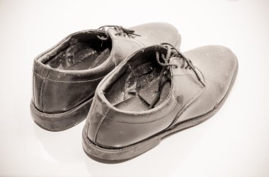 Beyaz arka plan üzerinde izole erkek siyah deri ayakkabı. Kirli, w