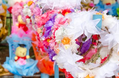 Yumuşak odak yapay turuncu ve beyaz çiçekler buket gül