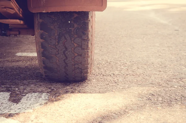 トラックの詳細の車のタイヤが古い — ストック写真