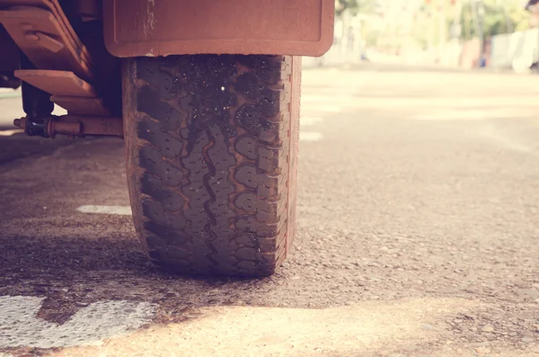 トラックの詳細の車のタイヤが古い — ストック写真