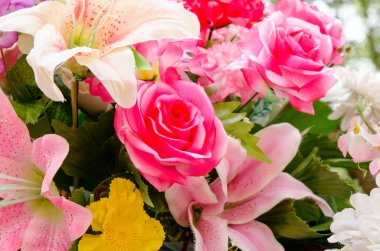 Yumuşak odak yapay turuncu ve beyaz çiçekler buket gül