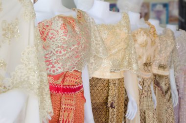 Dükkanda Tayland gelinlik koleksiyonu