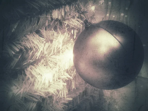 Boule suspendue à un fond de Noël — Photo