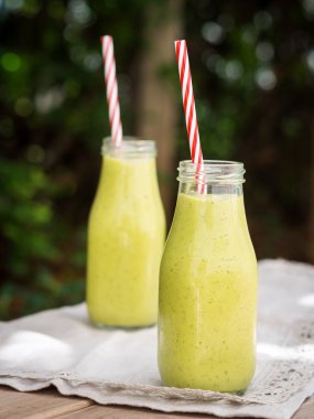 Yeşil yüzlü küçük şişelerde