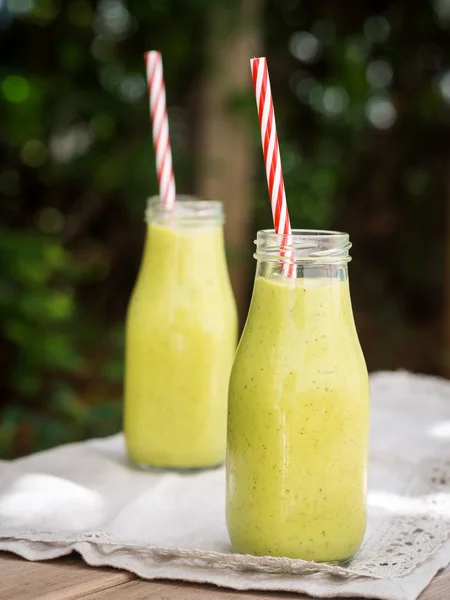 Groene smoothie in kleine flesjes — Stockfoto