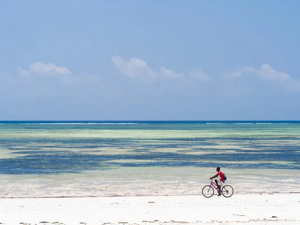 Homme faisant du vélo sur la plage — Photo