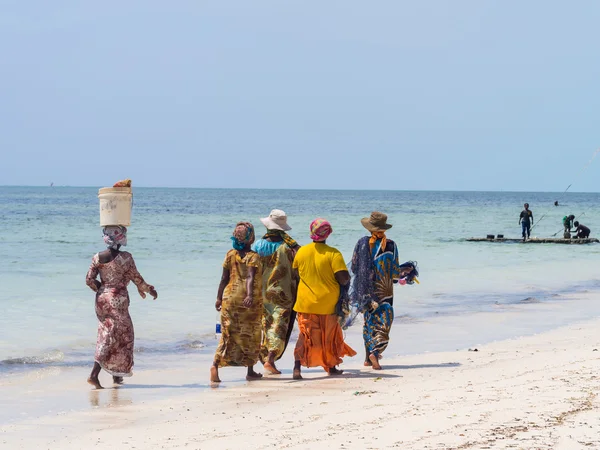 Women going fishing on a beach — Stock Photo, Image