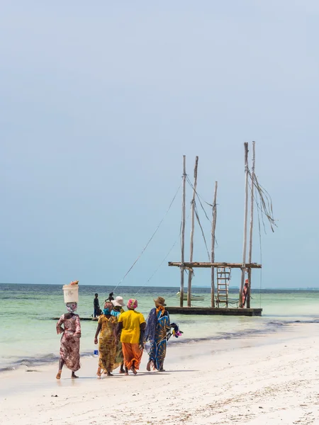 Vrouwen gaan vissen op een strand — Stockfoto