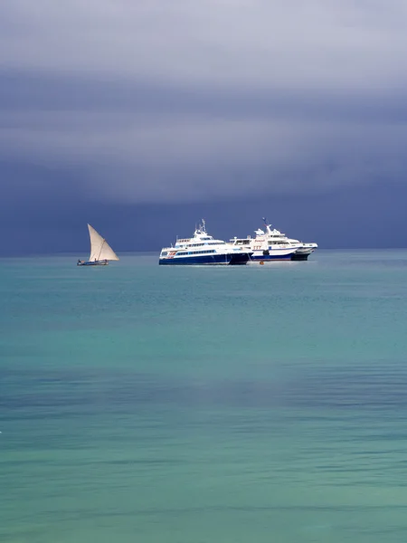 Barche vicino a Zanzibar sull'Oceano Indiano — Foto Stock