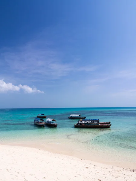 Barche che portano i turisti all'isola della prigione — Foto Stock