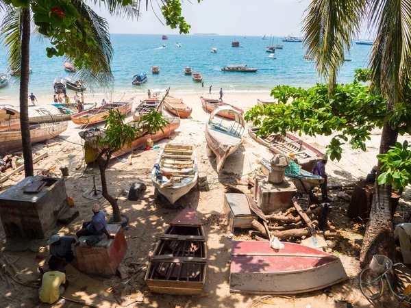 People with their boats on the seashore — Stock Photo, Image