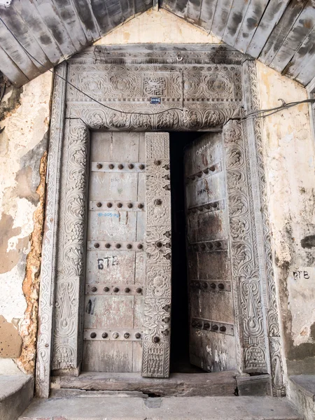 Ξύλινη πόρτα παραδοσιακά σκαλιστά — Φωτογραφία Αρχείου