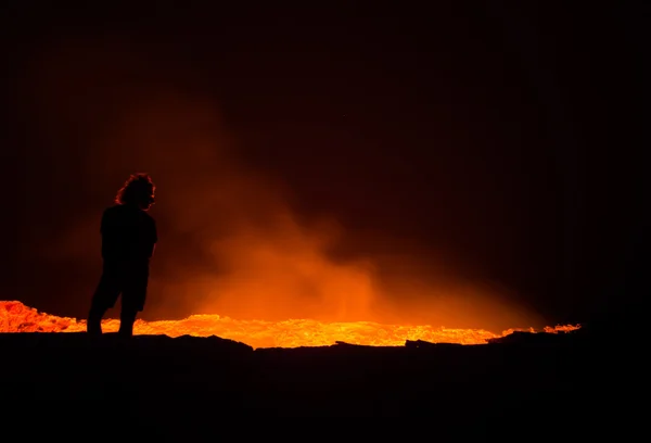 Volkan kenarında duran kişi — Stok fotoğraf