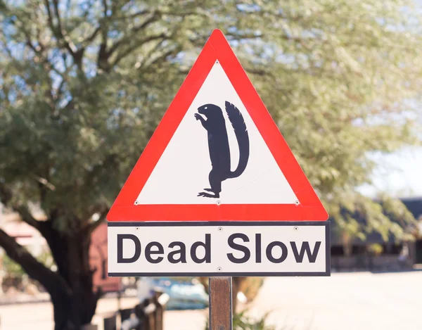 Segnale stradale lento morto — Foto Stock