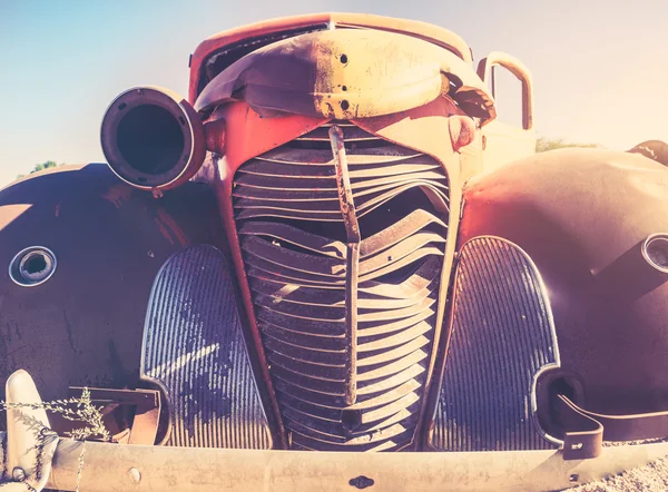 Ancienne voiture dans le désert — Photo