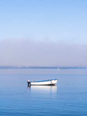 Atlantik Okyanusu üzerinde tek tekne 