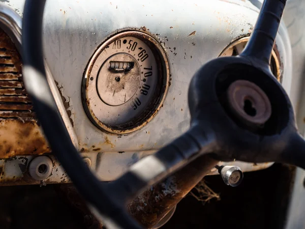 Velocímetro y tablero de instrumentos de un viejo coche naufragado — Foto de Stock