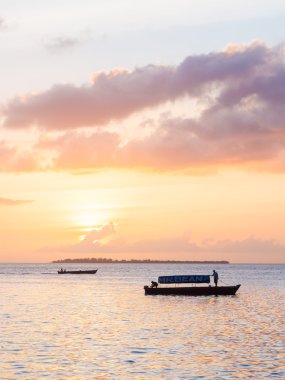 insanlar küçük bir teknede