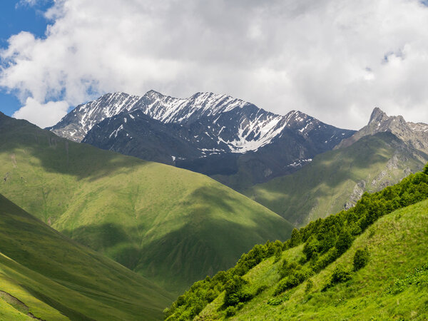 Долина снега в горах Кавказа
