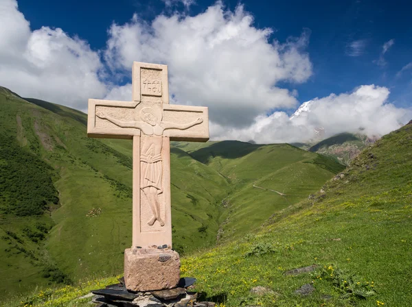 Хрест перед церквою Пресвятої Трійці – Самеба Цмінда — стокове фото