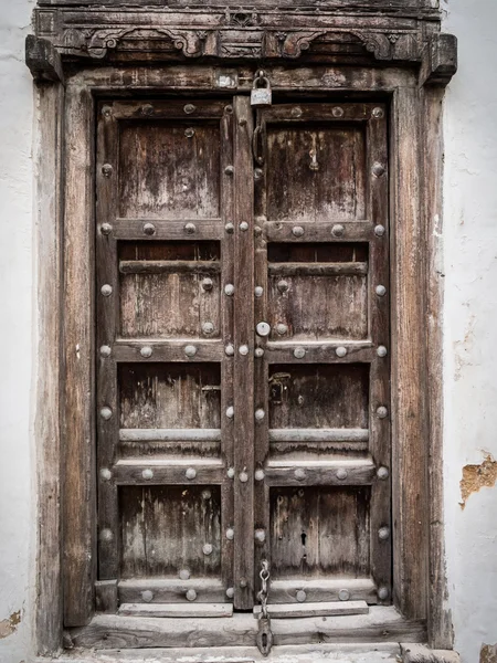 Porta esculpida de madeira velha — Fotografia de Stock