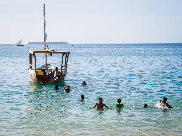 Fishing boats near the shore — Stock Photo, Image