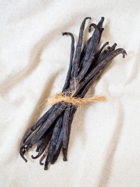 Beyaz kumaş üzerine vanilya çubukları.