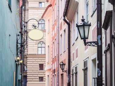 riga, Letonya eski şehrin sokaklarında.
