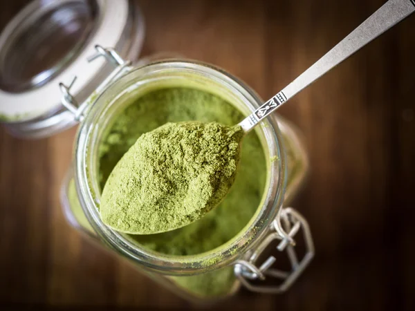 Moringa en polvo en un frasco de vidrio . —  Fotos de Stock