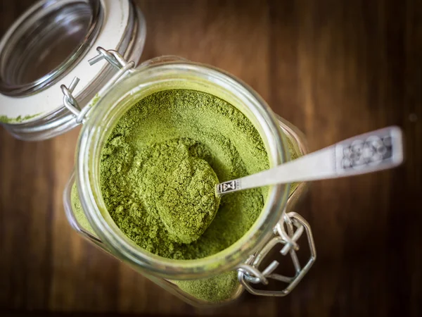 Moringa en polvo en un frasco de vidrio . —  Fotos de Stock