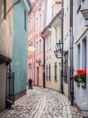 riga, Letonya eski şehrin sokaklarında.