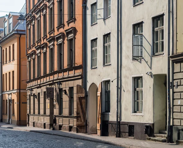 Riga, Letonya eski şehrin sokaklarında. — Stok fotoğraf