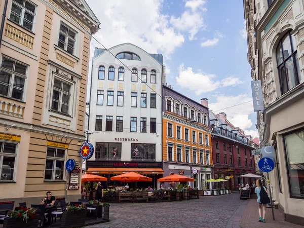 Ruas na Cidade Velha de Riga, Letónia . — Fotografia de Stock