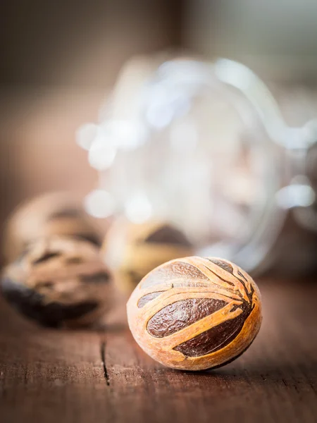 Muskaatnoten op een houten tafel — Stockfoto