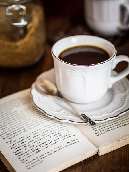 Tazza di caffè con libro aperto — Foto Stock