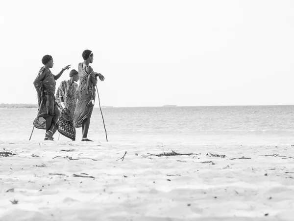 Homens em roupas tradicionais Masai em South Beach — Fotografia de Stock