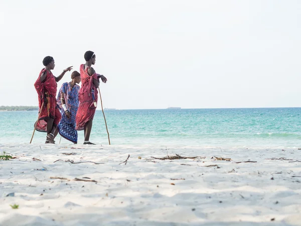 Men in traditional Masai clothes on South Beach — Stock Photo, Image