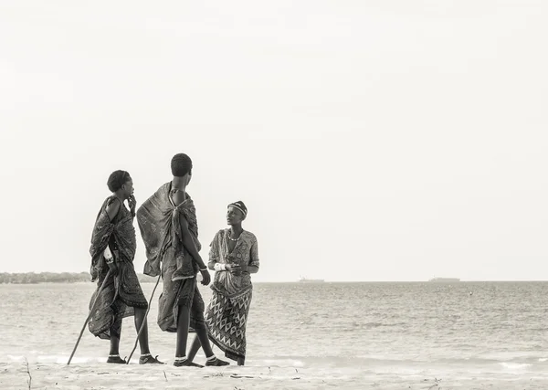 Ludzi w tradycyjnych strojach Masai na South Beach — Zdjęcie stockowe