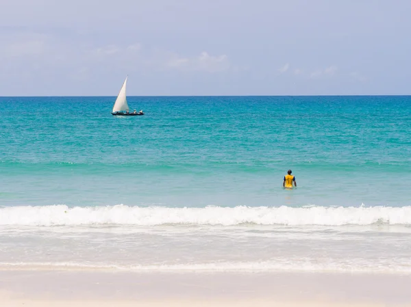 Dhow boot dicht bij de South Beach — Stockfoto