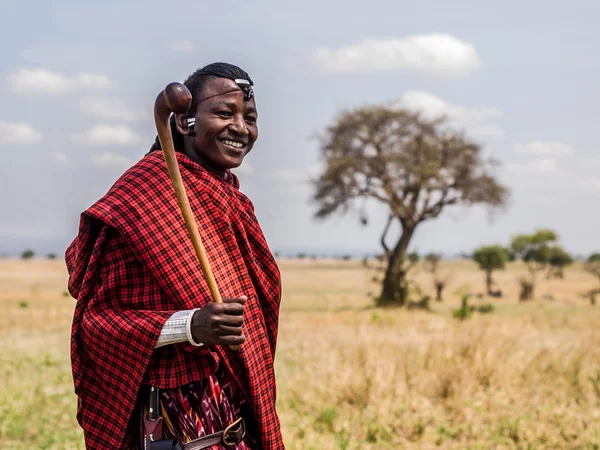 Bojovníka Masaje v Mikumi, Tanzanie. — Stock fotografie