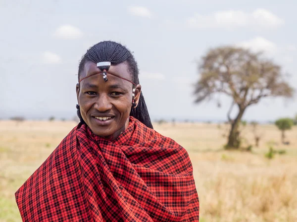 Bojovníka Masaje v Mikumi, Tanzanie. — Stock fotografie