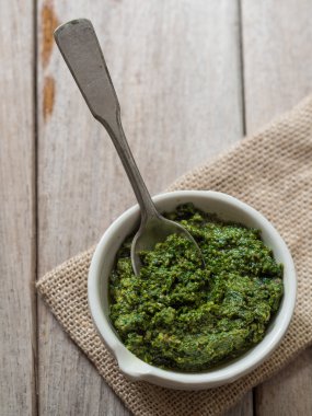 Ev yapımı fesleğen pesto
