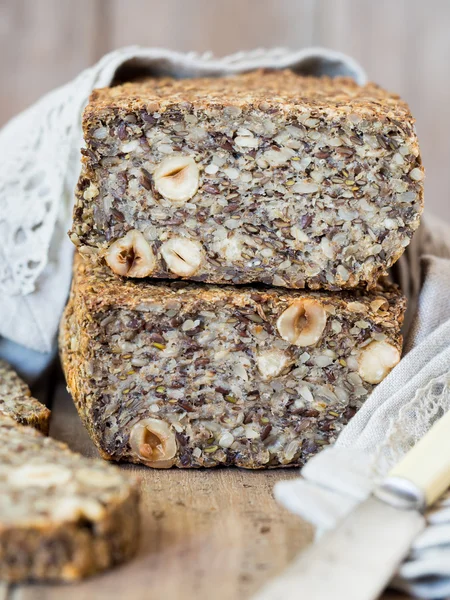 Bread with oats and nuts — Stock Photo, Image