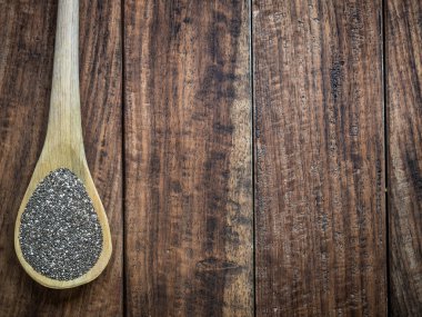 tahta kaşık üzerinde Besleyici chia tohumu