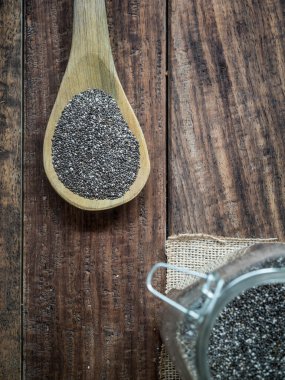 tahta kaşık üzerinde Besleyici chia tohumu