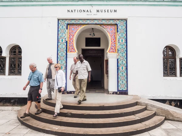 As pessoas saem do Museu Nacional em Dar es Salaam — Fotografia de Stock